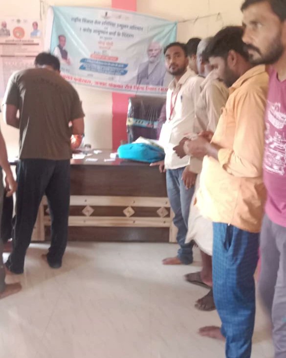 cmyipbhind's tweet photo. ब्लॉक रौन के मुख्यमंत्री जन सेवा मित्रों द्वारा ग्राम पंचायतों में ग्राम सभा का आयोजन रखा गया जिसमें सरकार द्वारा चलाई जा रही, आयुष्मान योजना के तहत लाभार्थियों को आयुष्मान कार्ड वितरण हुआ, जिसमें जन सेवा मित्रों ने योजनाओं की जानकारी दी ,और सहयोग किया , ग

#cmyip #cmpypd #aiggpa https://t.co/YYfJPdS7Bz