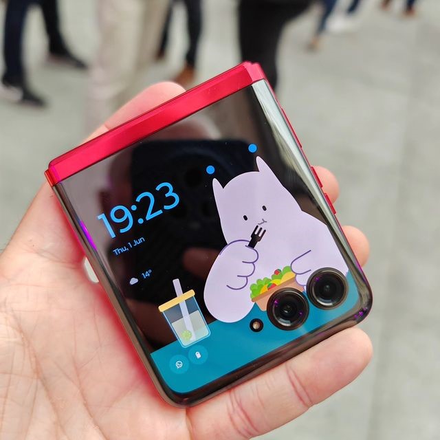 motorolaUK's tweet image. External display making a statement with every single flip 💁‍♀️🌟

📸: @ozzieuk

#motorolarazr40ultra  #VivaMagenta #flipphonegoals
