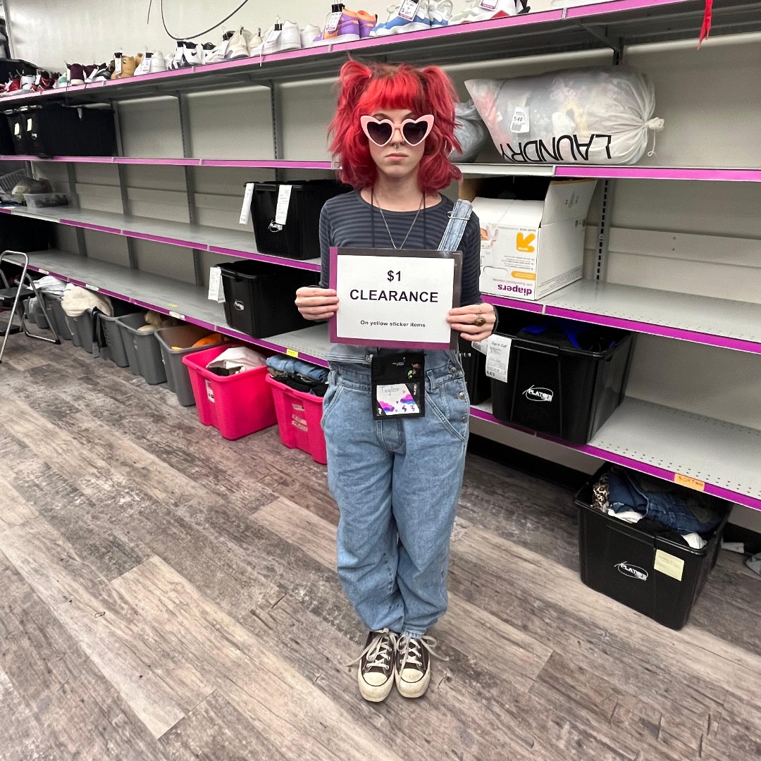 Our team lead, Taylor reminding you of our dollar clearance!❤️
Store hours today are 11 am-6 pm 
.
#DollarClearance #ClearanceSale #TeamLeadTaylor #ClearanceEvent #ShopNow #Discount #platoscloset #portrichey