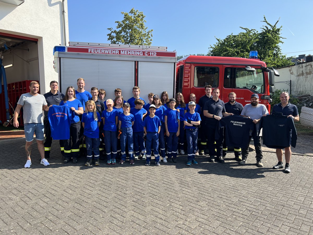 💪Neue Kleidung für Feuerwehr und Jugendfeuerwehr👕
Vielen Dank an Timo Schroeder Bau, Visioplanhaus, Estrich Schlag, Provinzial Sascha H. Krewer sowie die Raiffeisenbank Mehring-Leiwen eG für die finanzielle Unterstützung bei er Beschaffung der neuen Bekleidung.