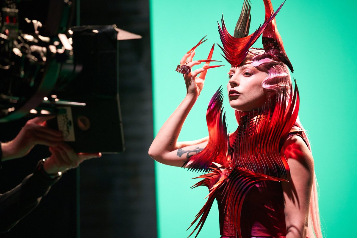 essa parceria com a dom pérignon foi tudo que o Chromatica poderia receber