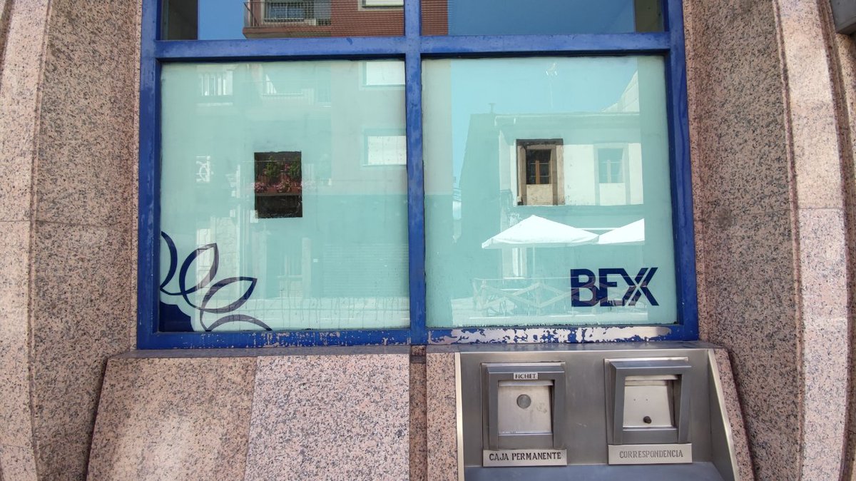 pedgonvi's tweet photo. @arqueobrandera Banco Exterior España, ya con elementos visuales de Argentaria. https://t.co/Oh1NAhcjCx
