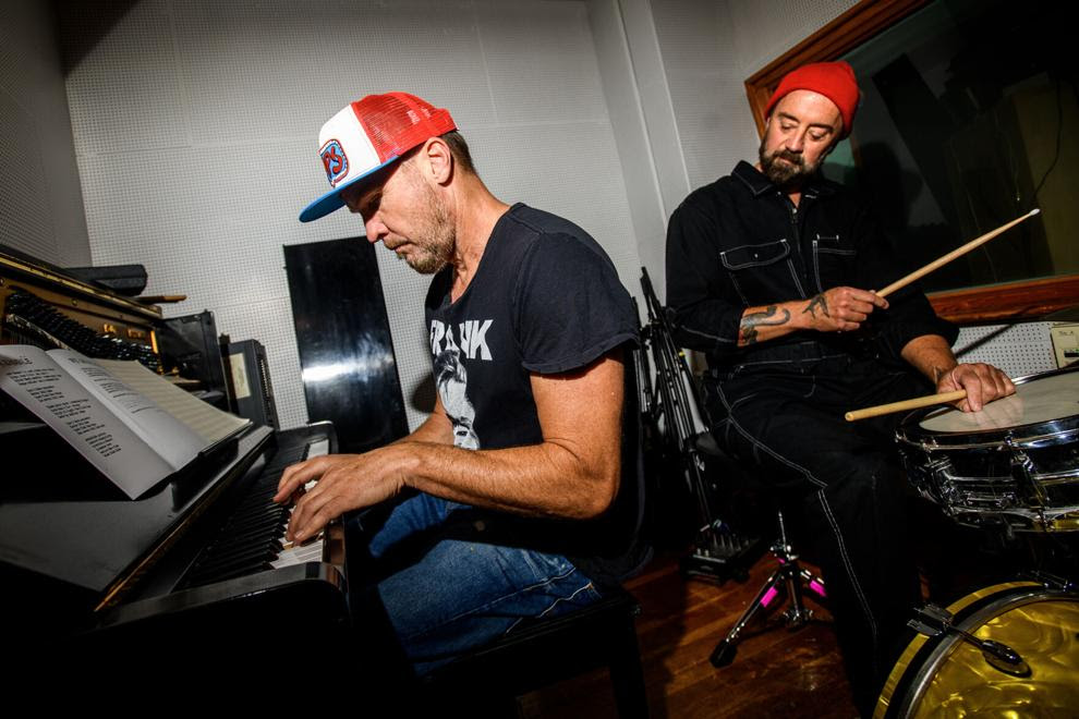 #DeafCharlie, featuring <a href="/PearlJam/">Pearl Jam</a>'s Jeff Ament &amp; John Wicks, have released debut album ‘Catastrophic Metamorphic’. The duo are making their live debut on October 1, 2023 at <a href="/TheOhanaFest/">The Ohana Fest</a>💿🌴‼️

swomp.ca/2023/07/02/dea…

Photo Credit: Ben Smith