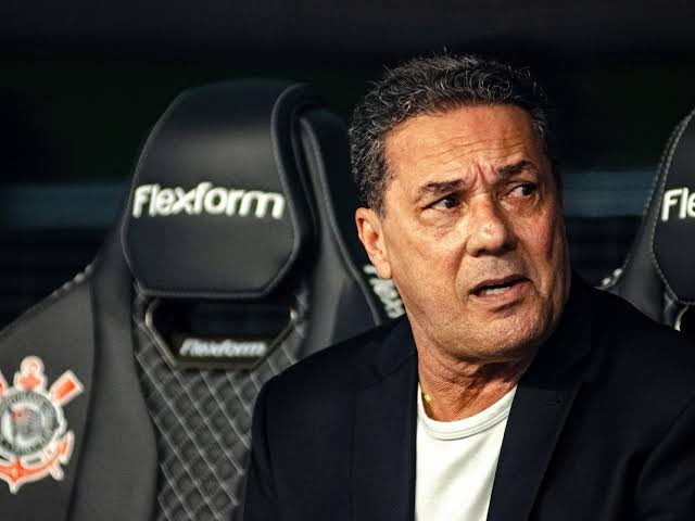 plelcorinthiano's tweet image. Pode trazer o Rojas, o Cuellar, o Wendell, o Messi, o Neymar, ressuscitar o Pelé e os carai.

Com o Luxemburgo vai continuar com esse papinho de pika apontada pro céu  E CHUTÃO COM LANÇAMENTOS PRA FRENTE. NÃO TEM JOGADAS ENSAIADAS NEM PADRÃO TECNICO.

#ForaLuxa  ULTRAPASSADO!