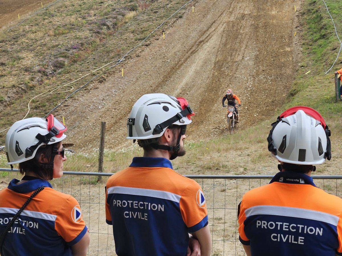 ProtecCivile35's tweet photo. 🏍 Tout le week-end, la @proteccivilefr assure un dispositif prévisionnel de #secours (#dps) avec 2️⃣0️⃣ #secouristes pour le #Championnat de #France de Motocross à #Iffendic organisé par @24mx_tour.
⛑️ Des binômes d’intervention, un poste de secours et un #VPS sont mis en place https://t.co/TzX7u9UXfU