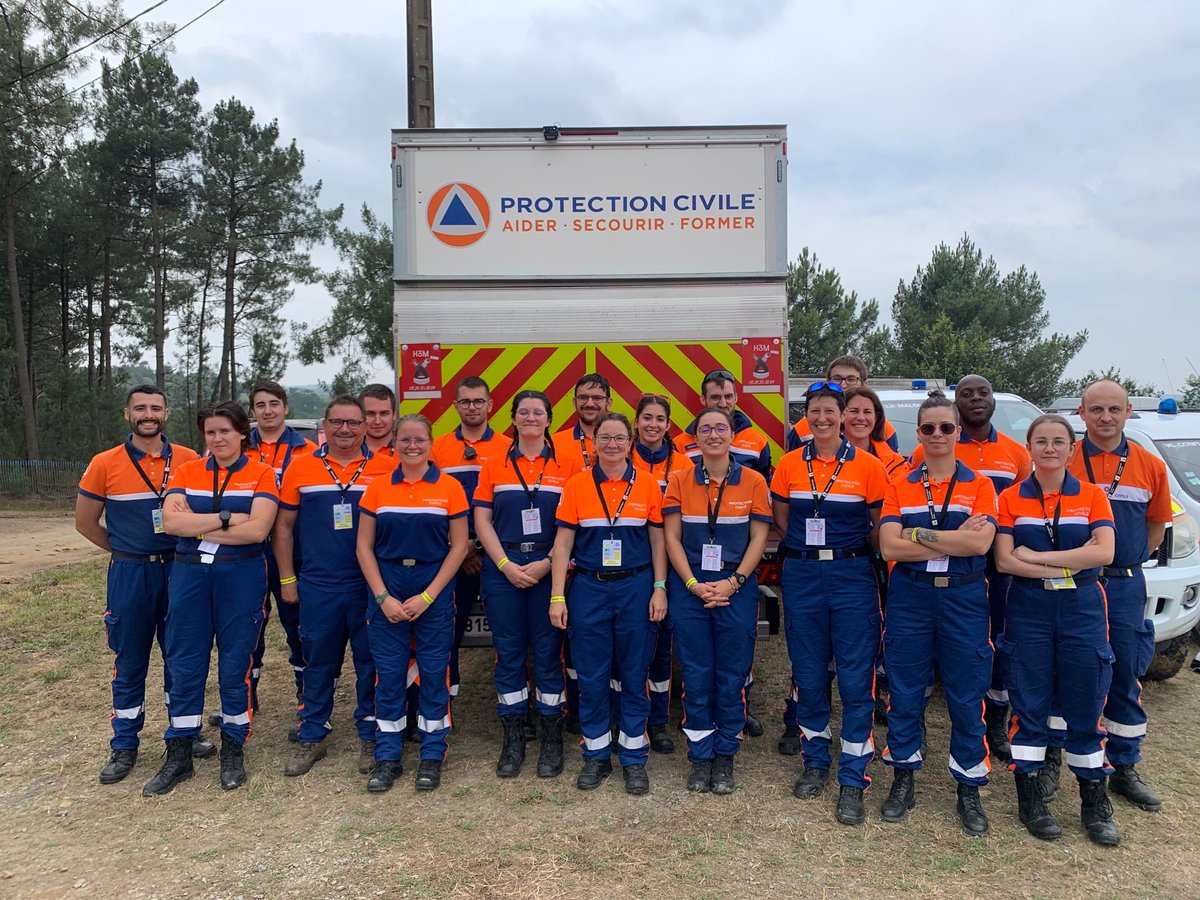 ProtecCivile35's tweet photo. 🏍 Tout le week-end, la @proteccivilefr assure un dispositif prévisionnel de #secours (#dps) avec 2️⃣0️⃣ #secouristes pour le #Championnat de #France de Motocross à #Iffendic organisé par @24mx_tour.
⛑️ Des binômes d’intervention, un poste de secours et un #VPS sont mis en place https://t.co/TzX7u9UXfU