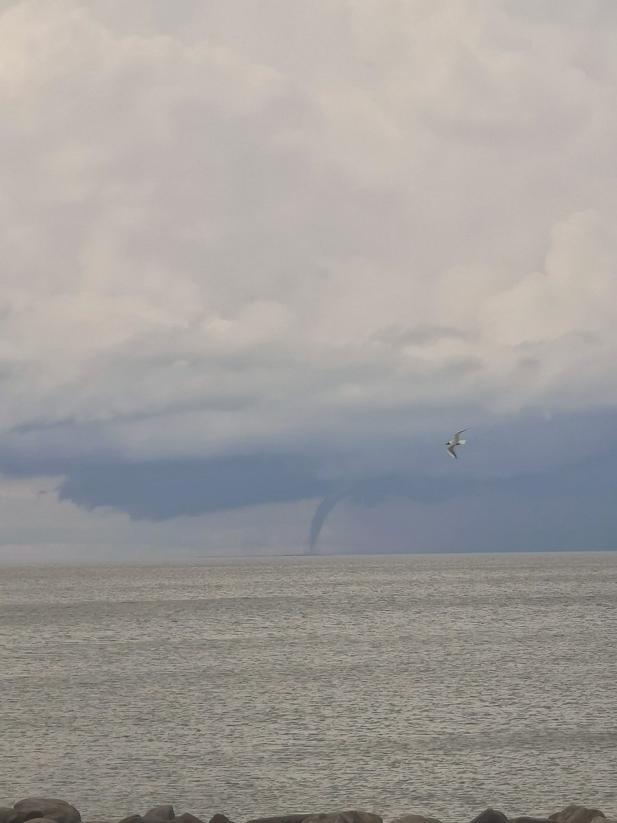 kairokiitsak's tweet image. Waterspout over Väinameri (Moonsund), seen from Kuivastu, #Estonia around 16:54 local time (13:54 UTC) 02/07/23. Photo: Katrin Rumm