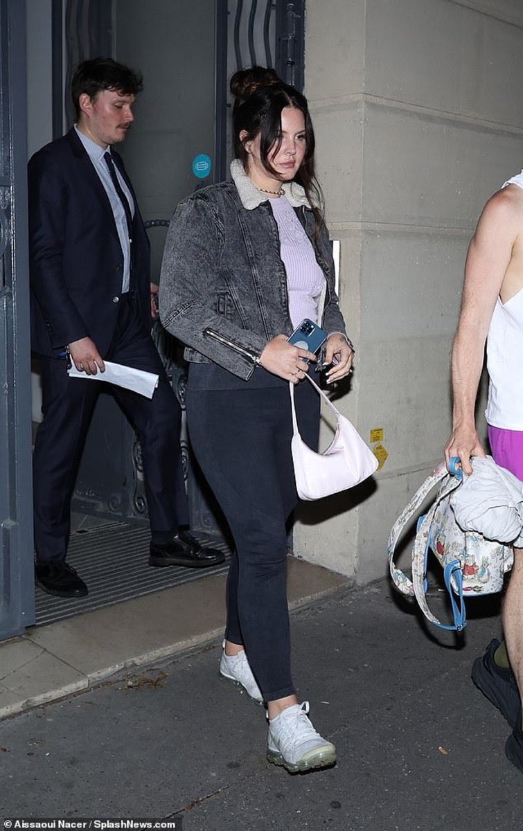 LanaDReyOnline's tweet photo. Lana Del Rey leaving a restaurant in Paris, France yesterday (July 1) https://t.co/b2GvVtVkX5