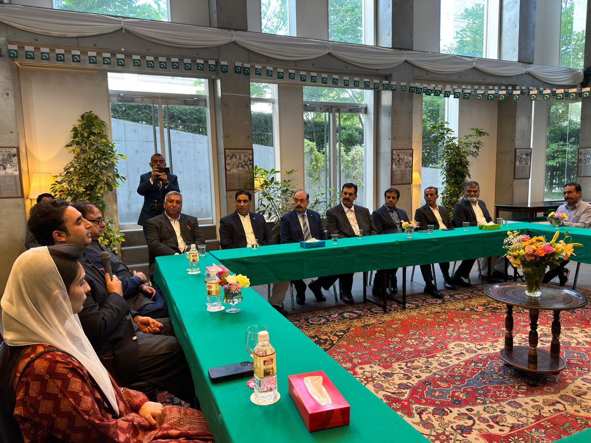 BBhuttoZardari's tweet photo. Reassuring to see 🇵🇰’s vibrant diaspora in Japan making its contribution to stronger ties between the two countries. Today I met with some of its representatives &amp; exchanged thoughts on diversifying our bilateral ties with 🇯🇵 particularly in business &amp; trade. #PakFMinJapan https://t.co/7VnVHRe3tI