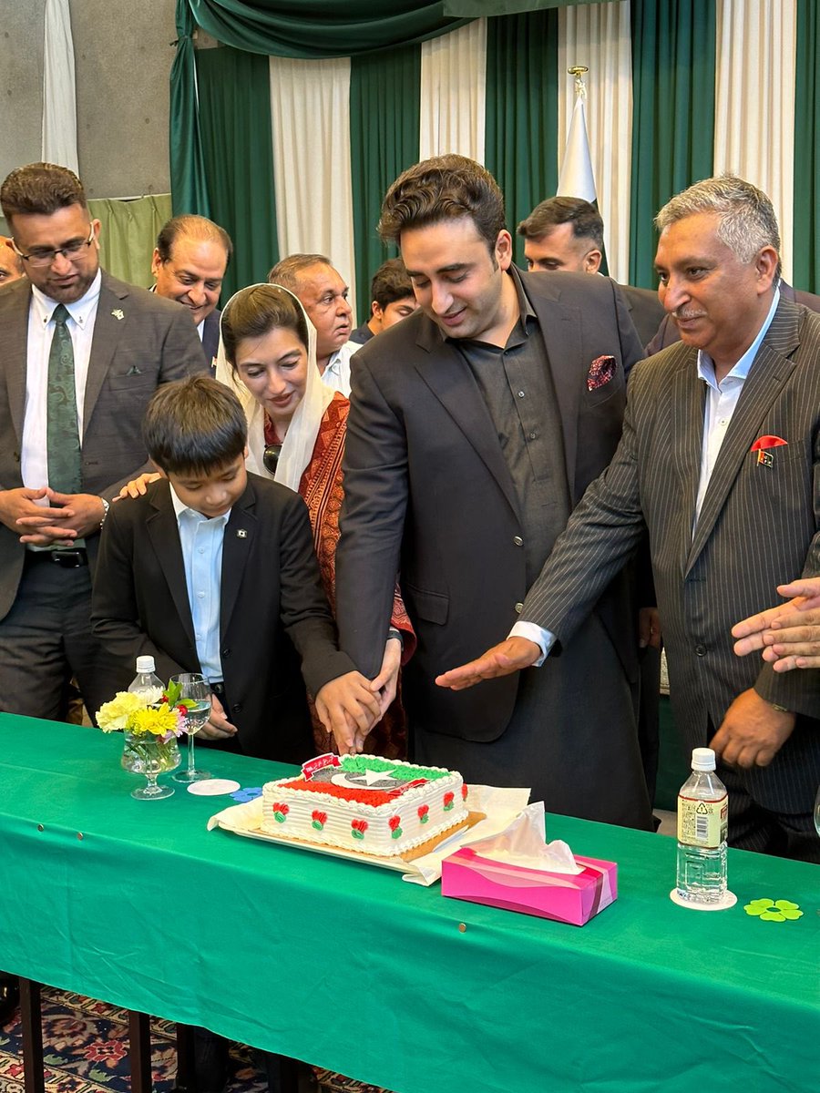 BBhuttoZardari's tweet photo. Reassuring to see 🇵🇰’s vibrant diaspora in Japan making its contribution to stronger ties between the two countries. Today I met with some of its representatives &amp; exchanged thoughts on diversifying our bilateral ties with 🇯🇵 particularly in business &amp; trade. #PakFMinJapan https://t.co/7VnVHRe3tI