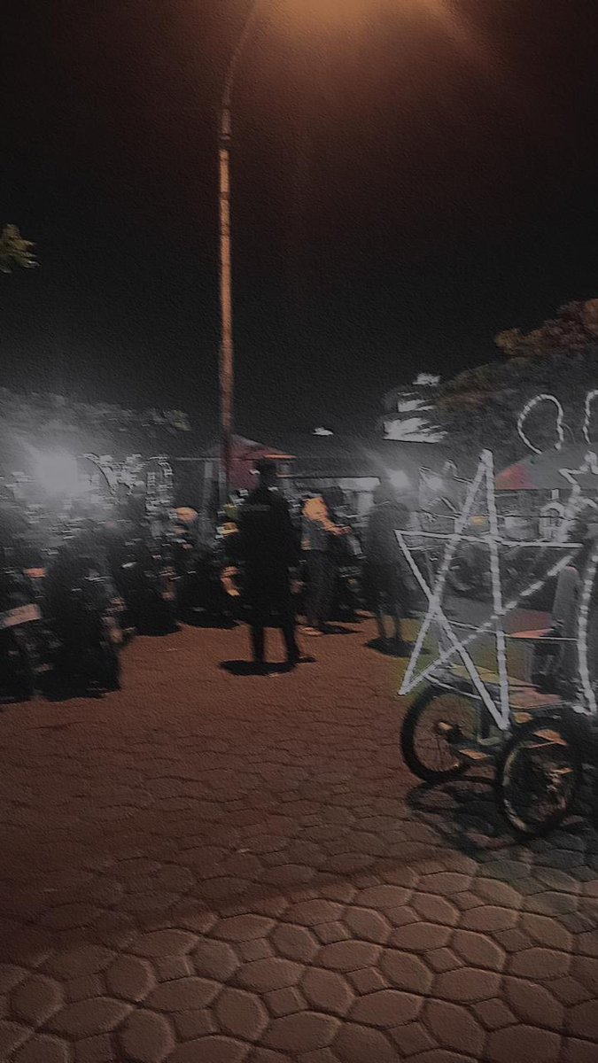 Ziziy96's tweet photo. Aku tak tau besok masih ada cerita apa, dan tak tau juga ada lagi rasa atau tidak. #maaf https://t.co/x4HgX8F9GB