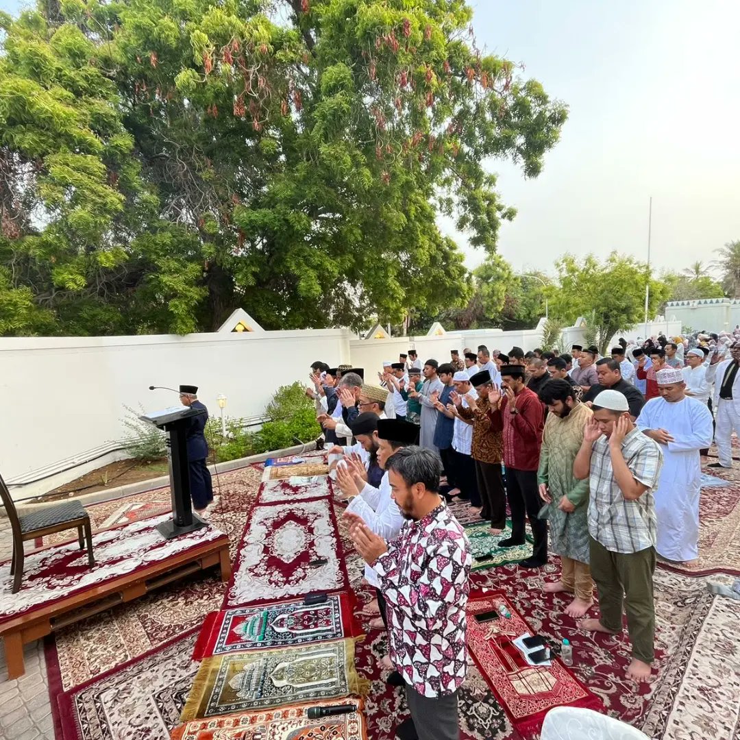 IndonesiaMuscat's tweet photo. Acara Sholat Idul Adha 1444H/2023 M di KBRI Muscat telah berjalan  lancar dan khidmad. Sholat yang dilanjutkan Khutbah  bertema Pengorbanan demi Persatuan, serta ramah tamah diaspora dengan Bapak Duta Besar RI Muscat beserta Ibu.

#inidiplomasi #KbriMuscat https://t.co/pVkbCWe4LW