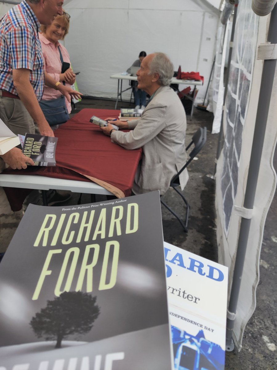 @AntoniasBooks @HinterlandKells Queueing to get books signed by the superb Richard Ford!!