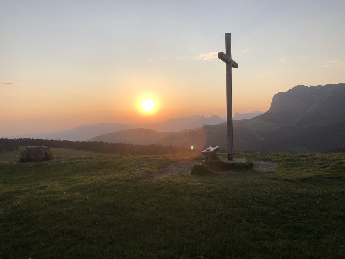 alpe2000ch's tweet photo. Belle récompense à un réveil plus que matinal 😴🥱. Un lever de soleil admiré depuis le sommet du Niremont (1514 m) 😎. Sur la droite, la découpe du Moléson, un des sommets voisins. Au programme de l'OT des Paccots le 22 juillet et le 19 août 🤩👍. https://t.co/SI0iKN9Gb7