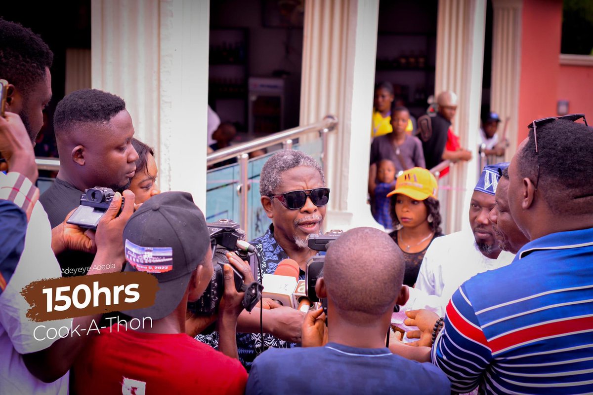 Leahs_World01's tweet photo. The ondo state commissioner for finance @WaleAkinterinwa was live @tmtLounge to support Chef Deo @deocookathon #150hoursCookathon #ChefDeo #Adeola #Adeyeye #Ileoluji https://t.co/CcZGPOs92i