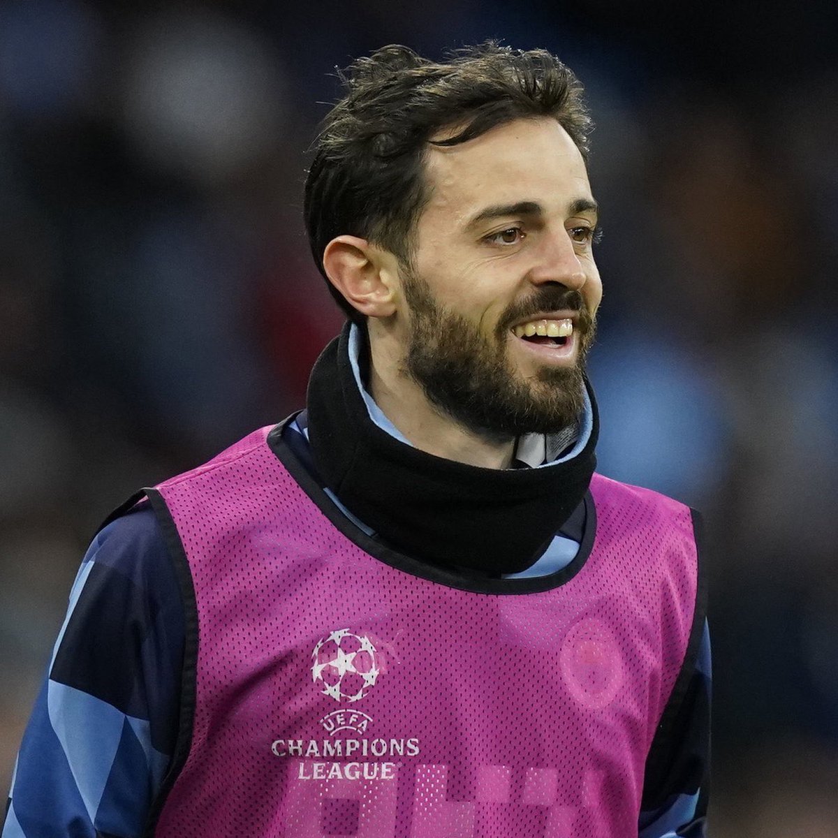 🚨 Bernardo Silva has received an offer of €930,000 per week from Al-Hilal! 🤯

The Saudis have also offered €80M to Manchester City for the midfielder! 🇸🇦🤑

(Source: <a href="/DailyStar_Sport/">Daily Star Sport</a> )