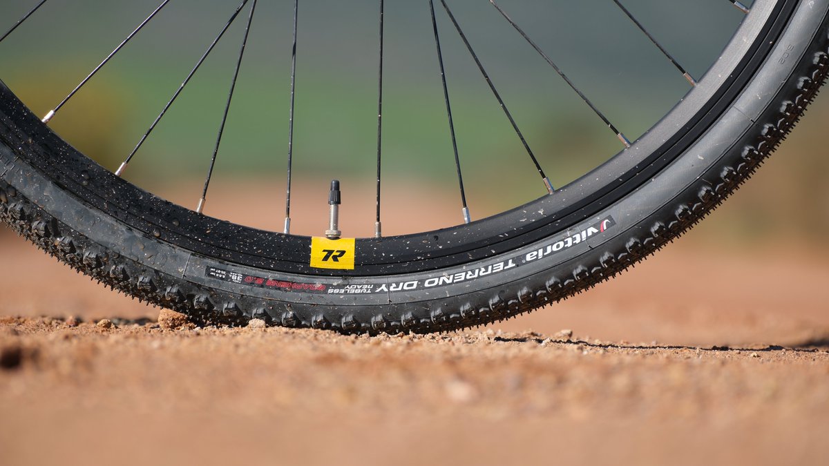 titanracingbike's tweet photo. The Titan Racing Switch comes adventure-ready for gravel seekers! Move seamlessly between tar and dirt as you explore backroads and the great outdoors.
View the range here: https://t.co/AHsRHvuw43
#TitanRacingBikes #TitanRacingSwitch #cycling #groad #groadslikethese https://t.co/mqIbWBFmhe