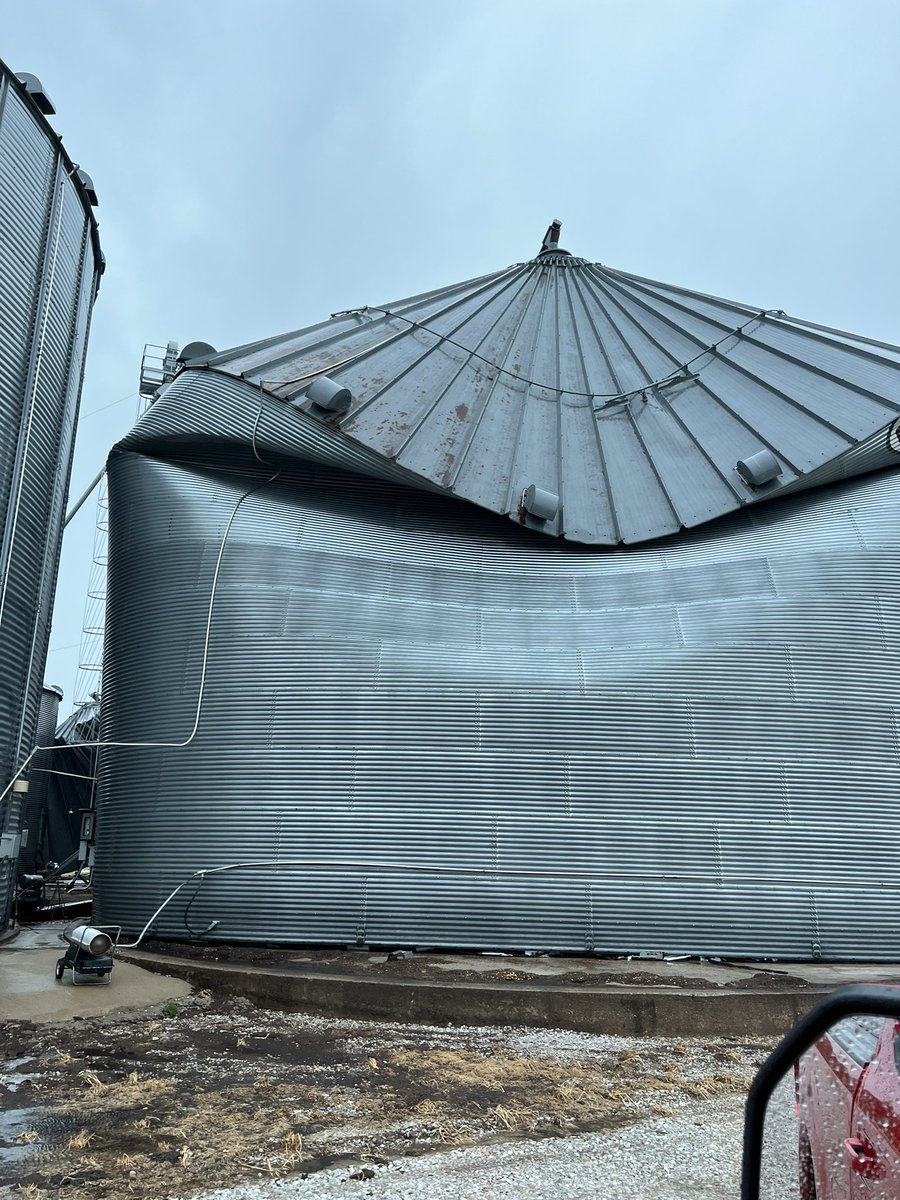 dhfinc's tweet photo. Storm damage near Blandinsville IL #derecho @AgDayTV @ClintonReports https://t.co/JRYyAOcPzT