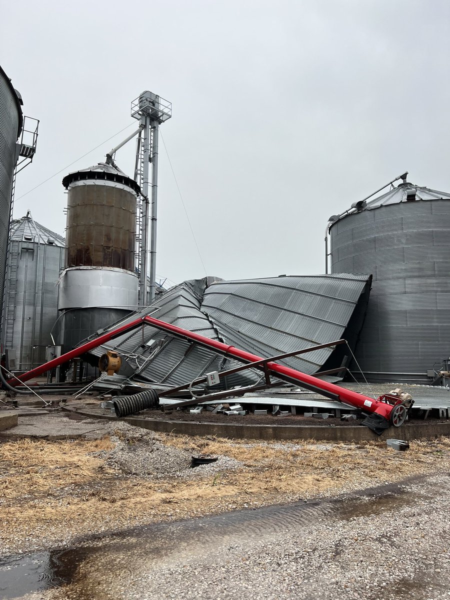 dhfinc's tweet photo. Storm damage near Blandinsville IL #derecho @AgDayTV @ClintonReports https://t.co/JRYyAOcPzT