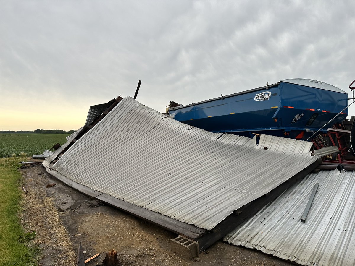 Storm damage near Blandinsville IL #derecho <a href="/AgDayTV/">AgDay TV</a> <a href="/ClintonReports/">Clinton Griffiths, AgDay Anchor 📺 🎙 🖊</a>