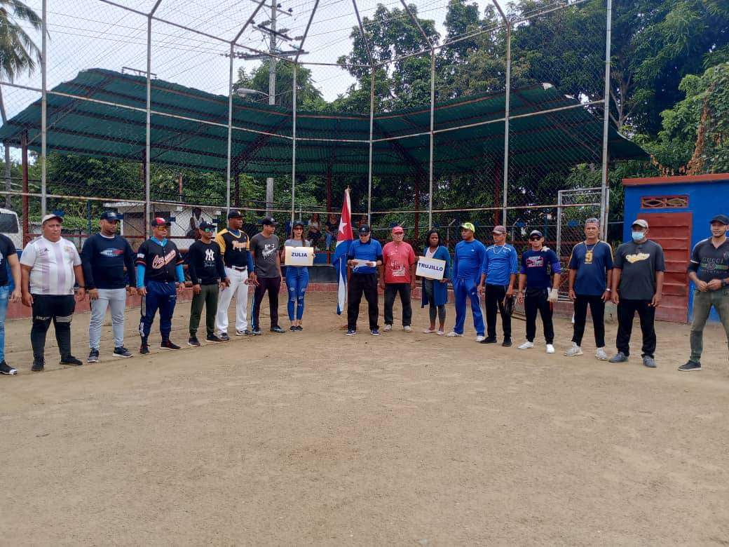 Acto de inicio del juego entre los equipos ⚾ Los Mambises de Zulia y Los Guerreros de Trujillo. #CubaPorLaVida #70Moncada #ConTodosLaVictoria