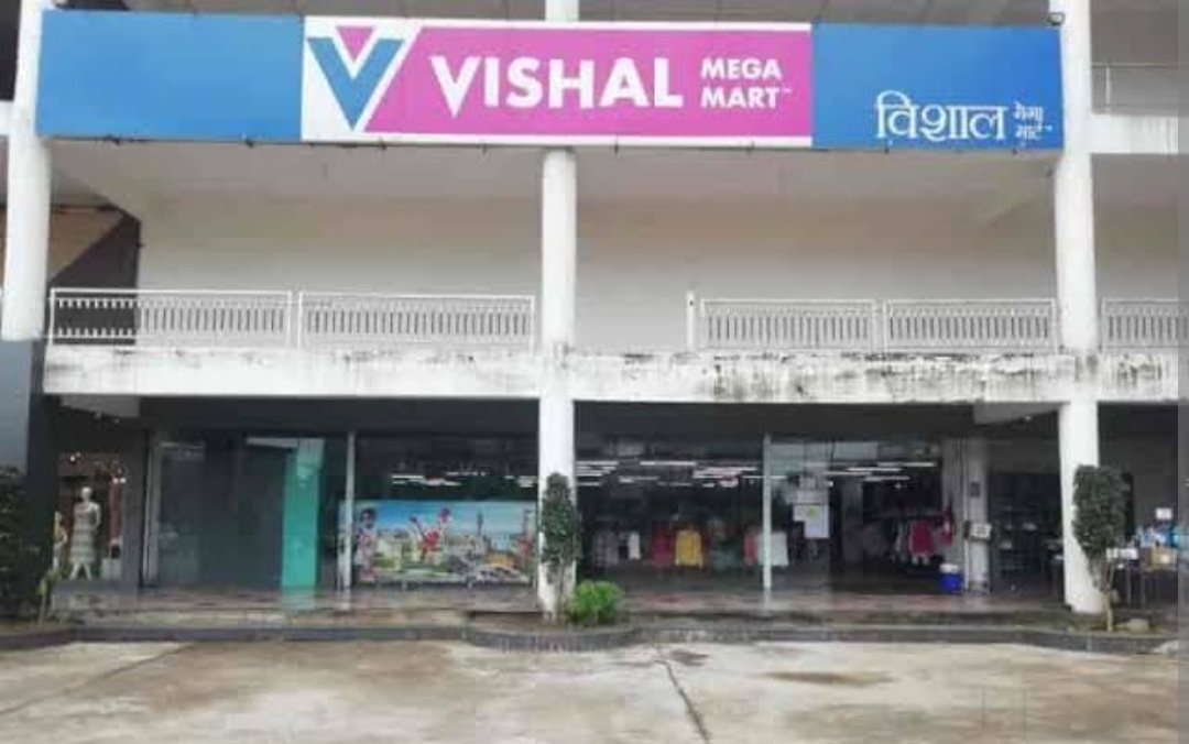 fakeaasif's tweet photo. @vishal_mega 
I visited this Vishal Mega Store at Pachpedi Naka Raipur and Realised Why they are loosing the faith of the Clients. 
1. Lack of Management
2. Taking too Much time of clients at billing Counter
3. Not having proper Air Conditions at all the areas. https://t.co/bTG6oPnj3y