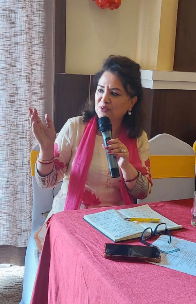 bandanarana2014's tweet image. महिला सचिव र सह सचिवहरु संगको 
सशक्त अन्तरक्रिया - तेस्रो दिन 
Delighted to be a part of #GenderTransformative Leadership Training for Women Secretaries and joint secretaries of #Nepal Government- 3rd Day @UNFPANepal