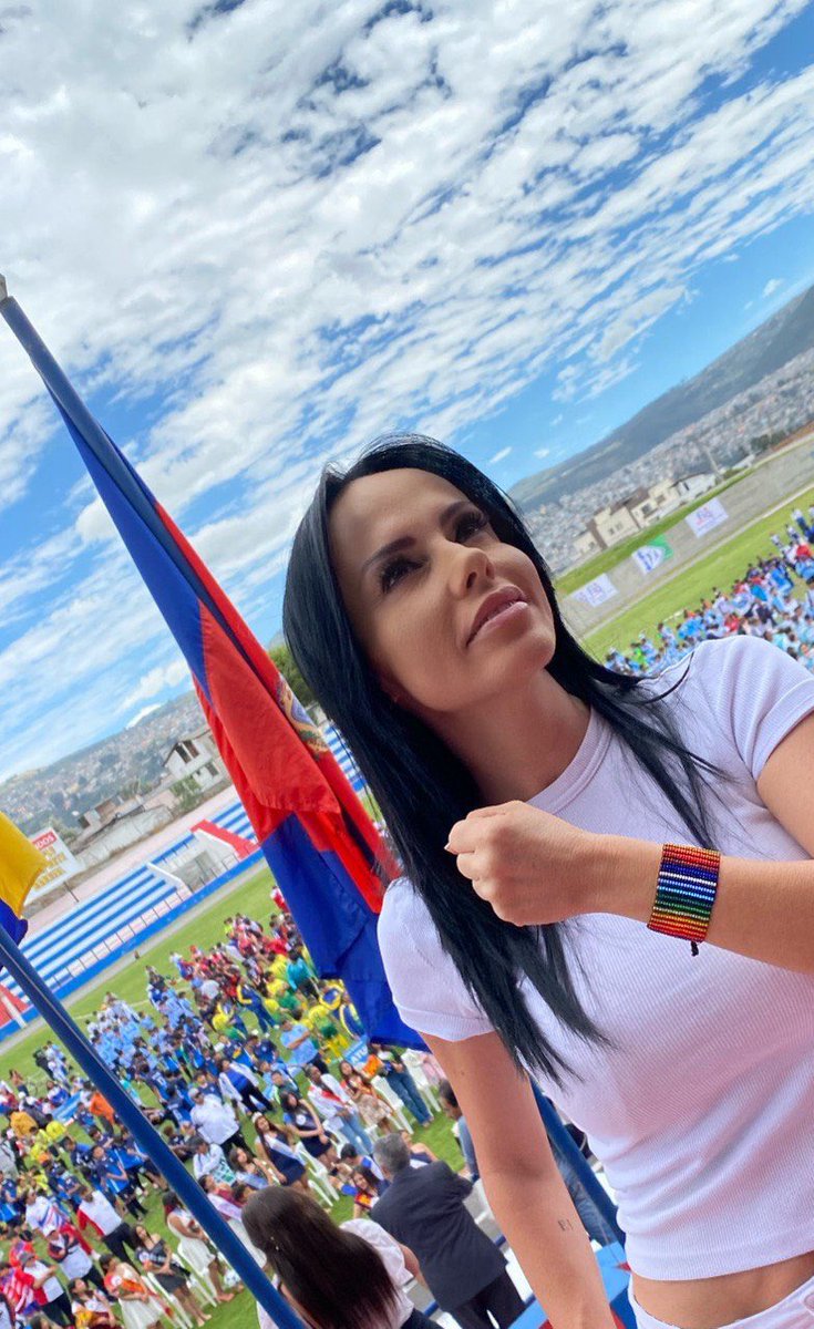 SuerodlaVerdad1's tweet photo. El correismo agrupa gente con el peor doble discurso, su hipocresía es insultante, pero lo peor es que la misma gente permite que les insulten su inteligencia, meses atrás @marcelaholguin viajó sin problemas a un país donde ser homosexual es pena de muerte, hoy marcha con ellos! https://t.co/o6piPAbVXx