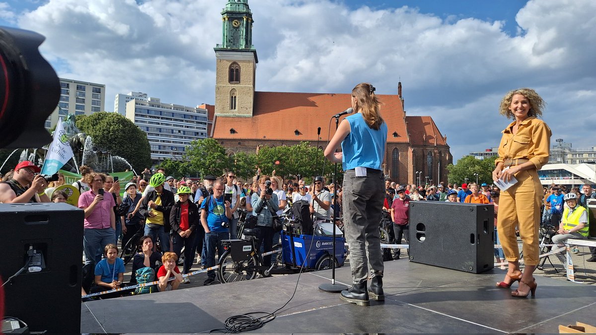 'Nicht mit uns', rufen die 13.000 Teilnehmenden der großen Bündnis-Demo vor dem Roten Rathaus. Das ist keine Blase. Das ist die Mitte der Gesellschaft, die hier demonstriert. Gegen den Stopp der Radwege in Berlin. Gleichzeitig kommen immer noch Radfahrende an.