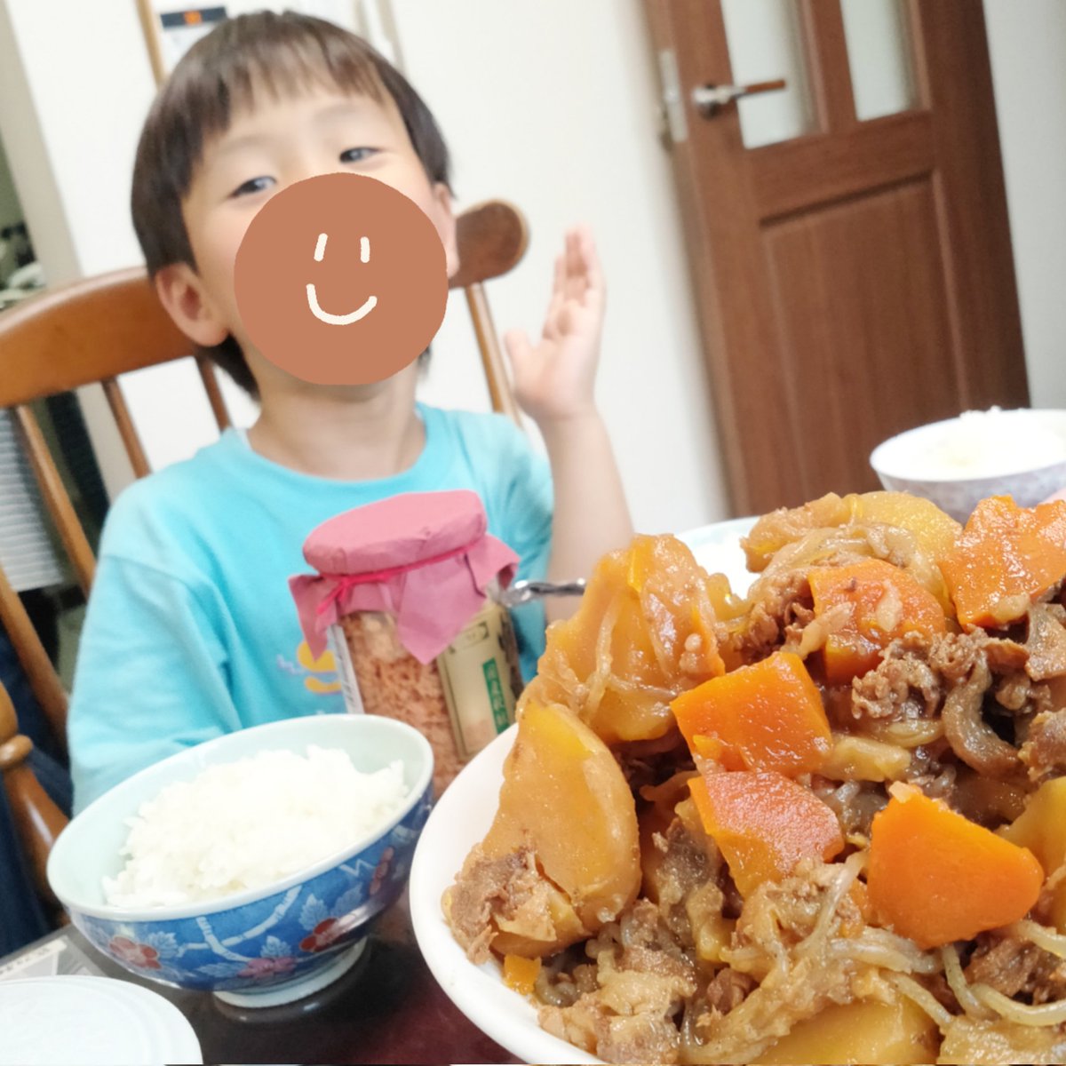 おはようございます☀️

この土日は、ひいばあちゃんちに遊びにいっていました👵´-
大盛りの肉じゃがに大興奮の長男…食いしん坊っぷりが前面に出てきたね…🤣💕
「みーって言って！」と伝えたら、良い感じの笑顔が撮れました🙌

今日も素敵な1日を🌷.*

#おは戦50703jg🌛