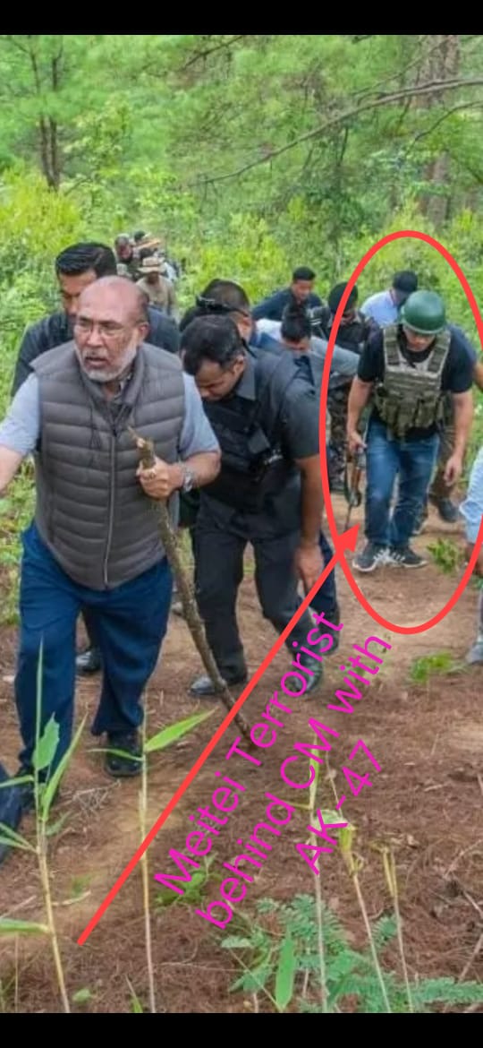 Zamkhongsai's tweet photo. Who is #BirenSingh? Is he a CM or a terrorist leader? The answer is clearly seen from the man behind him. There are more terrorist who guard him as well. And how is it that Meiteis dies in Kuki village? @PMOIndia @timesofindia @UNHumanRights @ambedkariteIND @AmitShah https://t.co/gklCmtXRg4