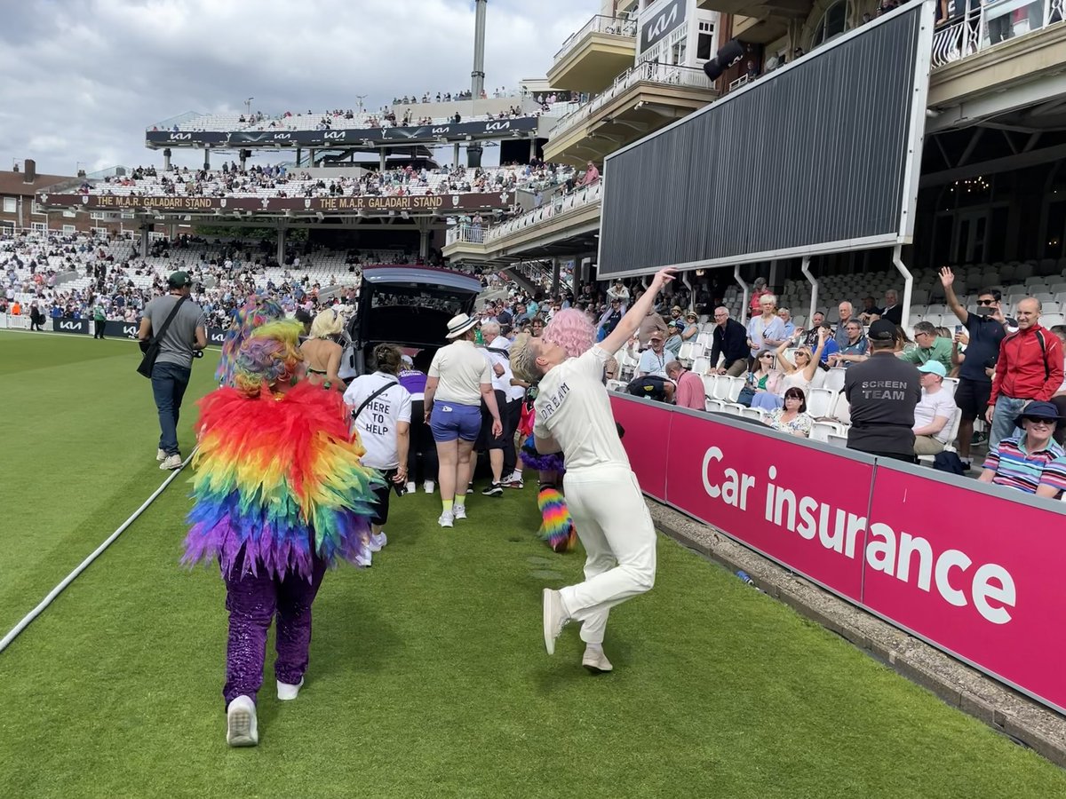 🏏🌈 We’re at The Oval celebrating Pride! Thanks to @SurreyCCCLGBT @surreycricket and all the staff here 🙏 Great fun going round the boundary for a mini parade throwing out free T-shirts! #RainbowLaces @out4cricket @PrideinCricket @PrideSportsUK #VitalityBlast #SurreyCricket