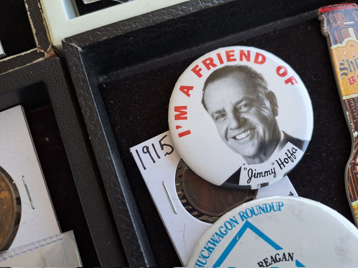 DDayFilms's tweet photo. Guy at the flea market was asking $50 for this Jimmy Hoffa button, not realizing it's a promotional tie-in for the 1992 film "Hoffa" and that's Jack Nicholson. https://t.co/0zAG3vEfkU