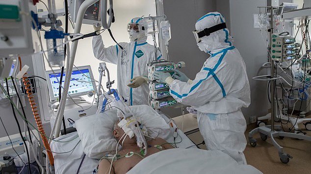 Galadriell__'s tweet photo. 🔴 Se prépare le sacrifice des patients pour sauver la planète.
📍La trahison du serment d'Hippocrate par les médecins à l'époque du #COVID19 n'était que la première étape de l'utilisation de la médecine pour réduire la population.
"L'empreinte carbone du système de santé néerlandais est trop importante. Il existe de nombreuses initiatives positives pour la réduire, mais les choses avancent trop lentement. Des options radicales sont nécessaires.
C'est ainsi que débute un article ahurissant publié dans la revue néerlandaise Medisch Contacts par Johan Mackenbach, responsable de la santé publique au centre médical Erasmus de l'université de médecine de Rotterdam.
https://t.co/yXwZJkXW3e
Après avoir constaté avec inquiétude que, malgré des efforts importants, les émissions de gaz à effet de serre du système de santé néerlandais ne seront pas beaucoup plus faibles en 2030 qu'en 1990, le professeur Mackenbach déplore la lenteur et le peu d'argent alloué à l'innovation dans ce domaine.
Il propose donc de transférer des fonds de la recherche sur la lutte contre les maladies (le cancer, par exemple) vers la recherche sur la lutte contre les émissions de carbone :
"L'accélération de ces innovations nécessite une approche programmatique, basée sur des ressources financières plus importantes que celles actuellement disponibles pour ce type de recherche.
"Si nous voulons vraiment rendre le système de santé plus durable, des choix radicaux s'imposent également dans le domaine de la recherche.
"Si nous voulons vraiment rendre le système de santé plus durable, des choix radicaux s'imposent également dans le domaine de la recherche. Ainsi, si nécessaire, les ressources financières supplémentaires nécessaires doivent être créées à partir des budgets de recherche existants - de meilleurs diagnostics, de nouveaux vaccins, des thérapies plus efficaces contre le cancer, par exemple.
"Après tout, le temps est révolu où nous pouvions investir sans retenue dans la recherche sur les causes des maladies et pour de meilleurs traitements sans nous soucier des 'entraves planétaires' du système de santé".
L'auteur déplore ensuite le comportement des principaux acteurs du système de santé, les patients, les médecins et les directeurs d'hôpitaux.
Au sujet des patients, par exemple, Mackenbach écrit avec amertume :
"Les patients veulent se débarrasser de leurs problèmes (de santé) et ne sont pas intéressés par le fait de renoncer à une partie de leurs soins de santé en faveur de la réduction du dérèglement climatique."
C'est pourquoi, selon le professeur de Rotterdam, "une stratégie bien pensée est nécessaire" dans laquelle, dans le cadre de l'assurance maladie d'un patient, "un poids égal est accordé à la relation entre l'impact environnemental et l'amélioration de la santé".
En d'autres termes, la protection de l'environnement doit être mise sur un pied d'égalité avec la protection du patient. Pour ce faire, des ressources doivent être prélevées sur les soins de santé des patients et réaffectées à la sauvegarde de la planète.
Sauver la planète dans le cadre de l'assurance maladie personnelle.
L'auteur de l'article "scientifique" passe à l'étape suivante en suggérant que la réduction des dépenses de santé au profit de la sauvegarde de la planète conduira à un environnement plus sain, ce qui profitera en premier lieu aux patients d'aujourd'hui.
Le point culminant est atteint lorsque le professeur néerlandais pose la question de savoir "si nous devrions continuer à investir dans la prolongation de la vie à une époque où l'espace écologique se rétrécit et où chaque année de vie supplémentaire de la génération actuelle limite l'espace des générations futures".
Pour conclure de manière apothéotique :
"Ne serait-il pas utile que des personnes à l'avant-garde de la société renoncent volontairement à des soins de santé ayant un impact environnemental trop important, et (donc) renoncent à réduire leurs propres souffrances, à prolonger la vie et 🔽