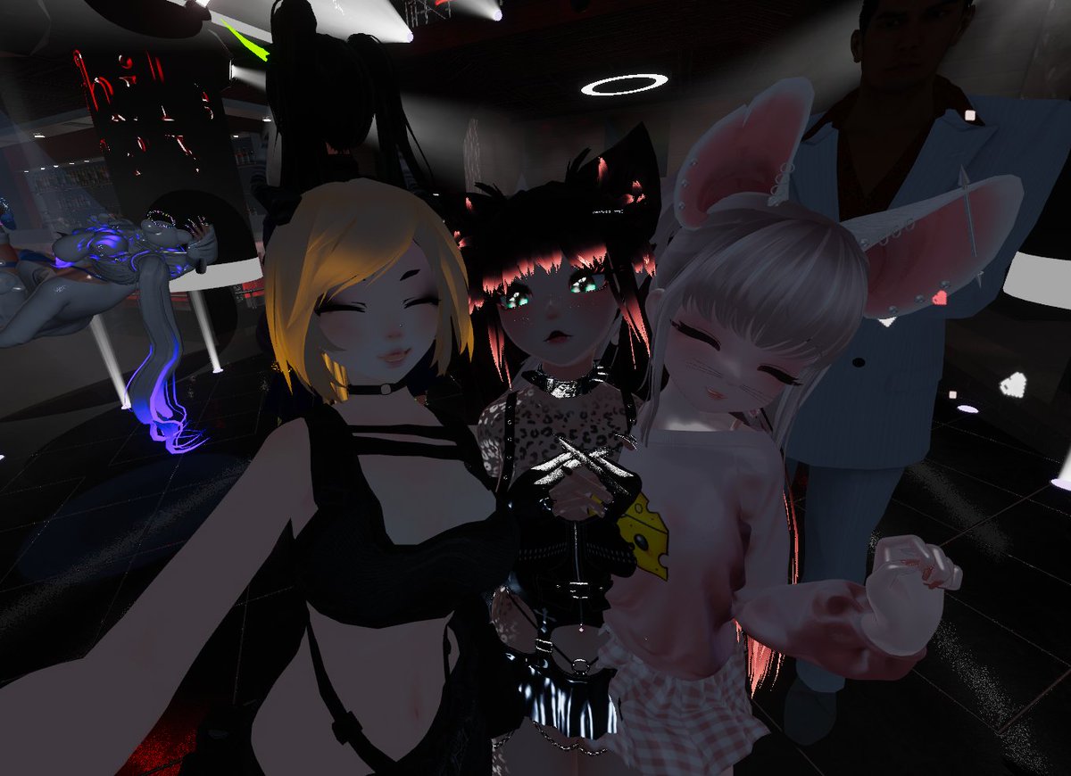 EdithMcCoy_'s tweet image. Had an aswome time in VR last day. im so glad ive met those cuties. its so fun dacing with them ! 💞