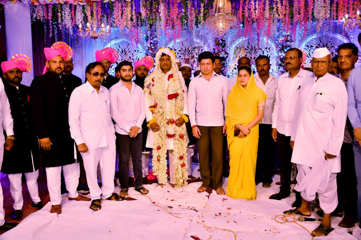 Ranjitsinhspeak's tweet image. माळशिरस तालूक्यातील माळीनगर (गट नं २ ) येथील ज्येष्ठ पत्रकार राजू मुलाणी यांच्या मुलाच्या शुभविवाहप्रसंगी अकलूज स्मृतीभवन येथे उपस्थित राहुन नववधुवरास शुभेच्छा दिल्या.नव दांपत्यास भावी वैवाहिक जीवनासाठी मनापासून सदिच्छा. 

#शुभविवाह
#शुभेच्छा
#आमदार_रणजितसिंह_मोहिते_पाटील