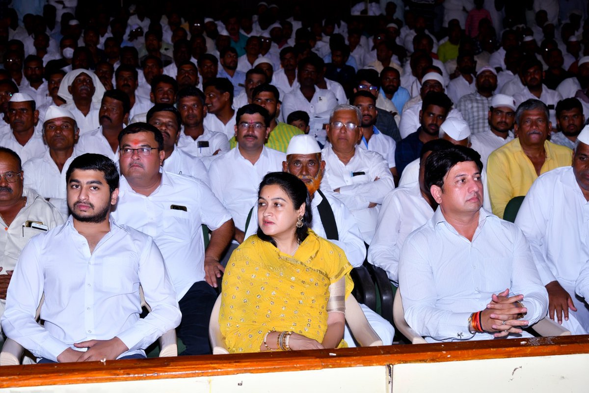 Ranjitsinhspeak's tweet image. माळशिरस तालूक्यातील माळीनगर (गट नं २ ) येथील ज्येष्ठ पत्रकार राजू मुलाणी यांच्या मुलाच्या शुभविवाहप्रसंगी अकलूज स्मृतीभवन येथे उपस्थित राहुन नववधुवरास शुभेच्छा दिल्या.नव दांपत्यास भावी वैवाहिक जीवनासाठी मनापासून सदिच्छा. 

#शुभविवाह
#शुभेच्छा
#आमदार_रणजितसिंह_मोहिते_पाटील