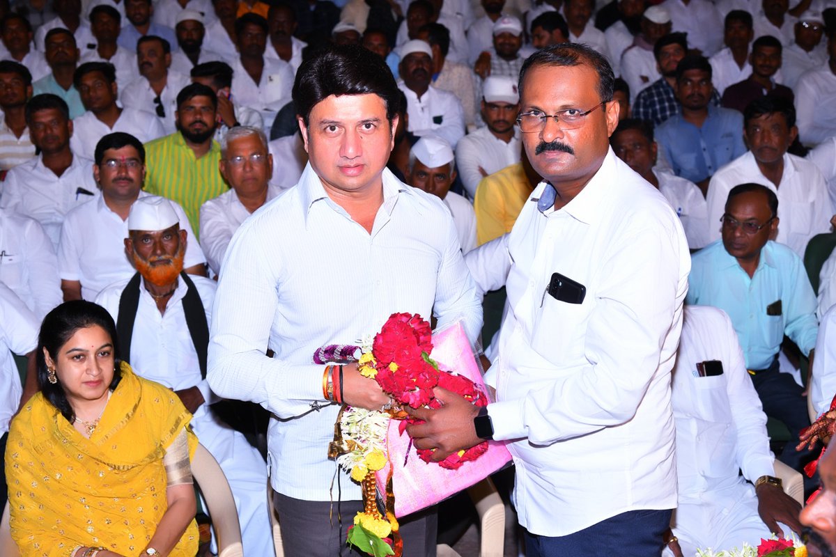 Ranjitsinhspeak's tweet image. माळशिरस तालूक्यातील माळीनगर (गट नं २ ) येथील ज्येष्ठ पत्रकार राजू मुलाणी यांच्या मुलाच्या शुभविवाहप्रसंगी अकलूज स्मृतीभवन येथे उपस्थित राहुन नववधुवरास शुभेच्छा दिल्या.नव दांपत्यास भावी वैवाहिक जीवनासाठी मनापासून सदिच्छा. 

#शुभविवाह
#शुभेच्छा
#आमदार_रणजितसिंह_मोहिते_पाटील