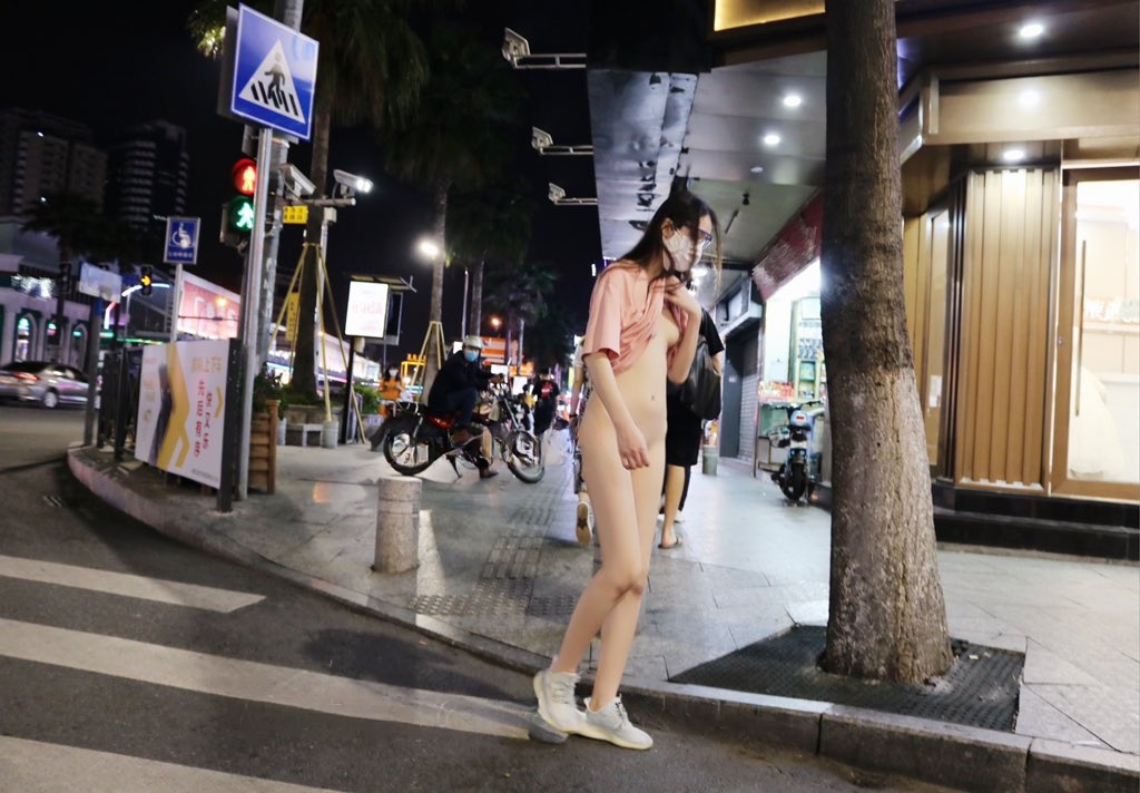 每一次露出
都在突破自己
直至在他人灼热的目光下
展现出自己最原始的胴体

#爱露出 #人前露出 #露出诱惑 https://t.co/5gV7ruG90y