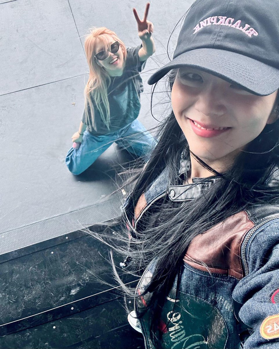 blackpinkbabo's tweet photo. Jisoo with Rosé 💗 @Blackpink 

“겸손하게 그냥 앉아있어 Just sit, baby 🐿️
See you tonight London ♥️ #BST #HidePark” 
“@roses_are_rosie are we cute?” https://t.co/CC1ZTvaDIu