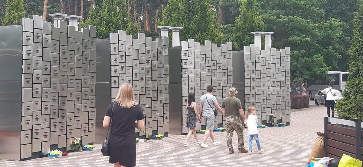 rtpminfo's tweet photo. Un monument aux victimes de l'occupation #russe de la ville a été érigé à #Bucha #GuerreEnUkraine https://t.co/OkXWenJi1a
