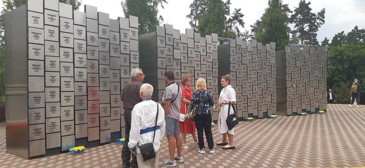 rtpminfo's tweet photo. Un monument aux victimes de l'occupation #russe de la ville a été érigé à #Bucha #GuerreEnUkraine https://t.co/OkXWenJi1a