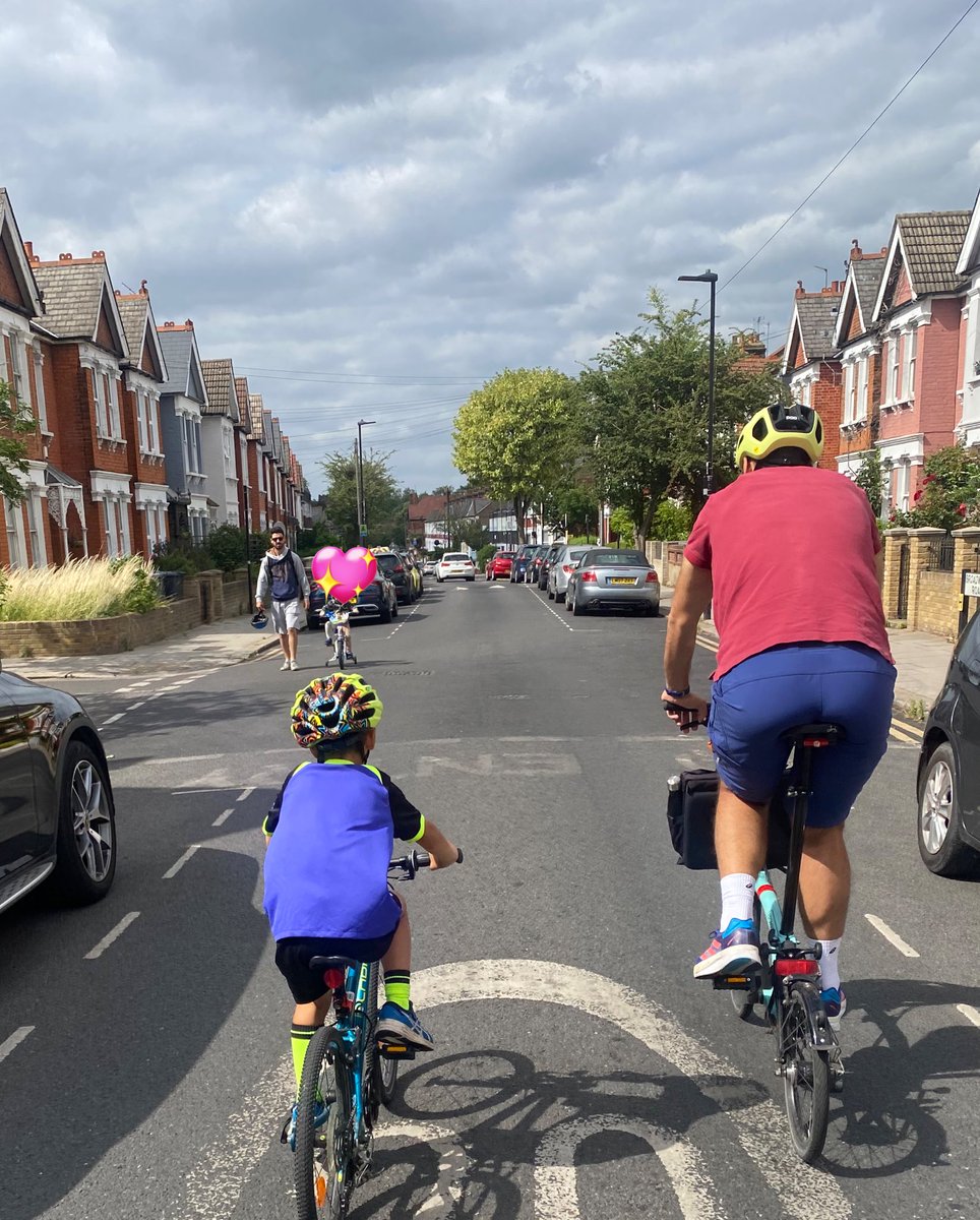 It’s great scene like this are becoming more & more common in #Tottenham. 

🚲💚🚲💚🚲💚🚲💚

#ActiveTravel #BikeIsBest