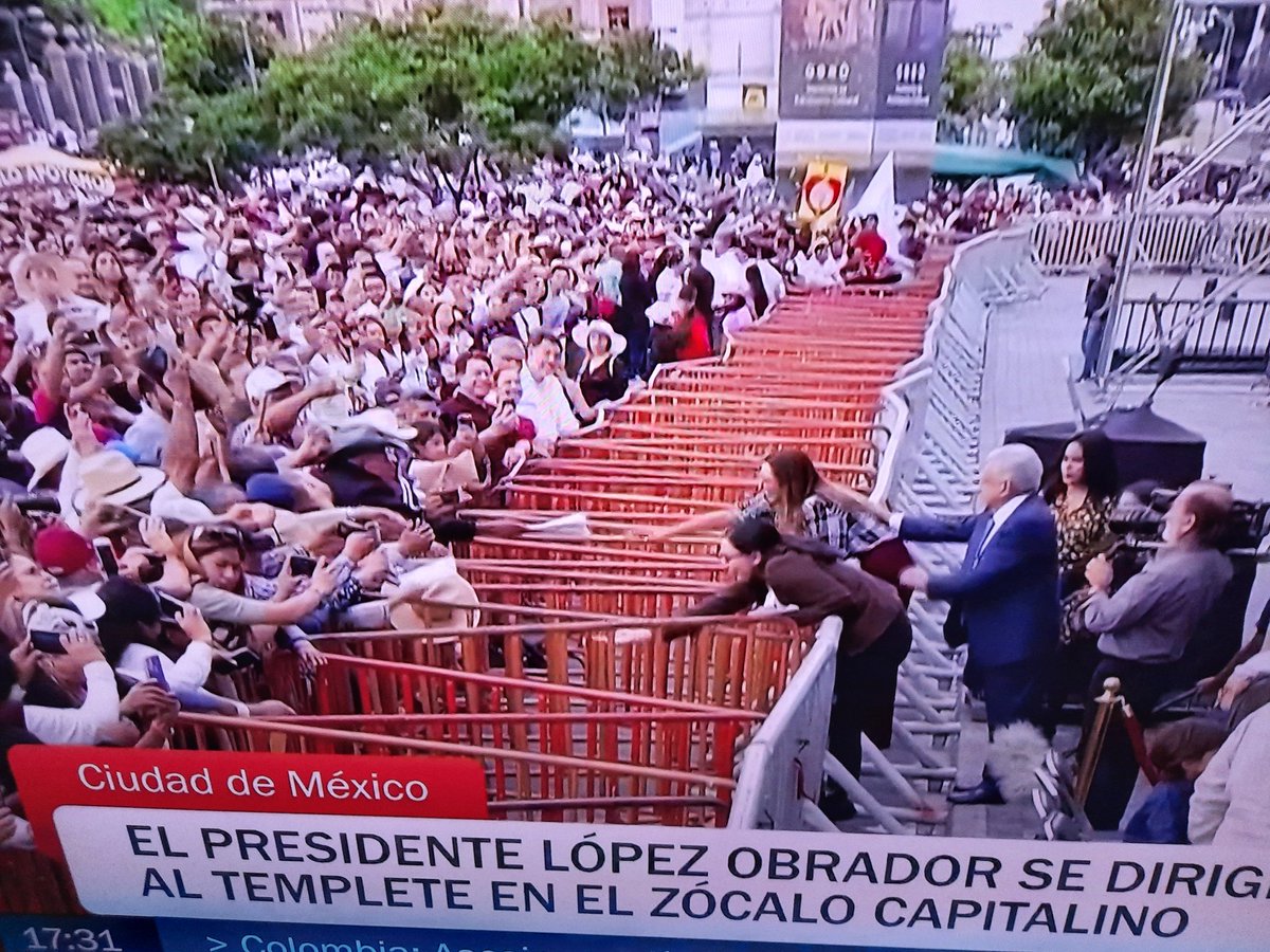 A la espalda de López Obrador, Epigmenio Ibarra documenta la soberbia de colocar una infranqueable barrera de 2.5 metros entre el presidente de la República y sus propios seguidores.
