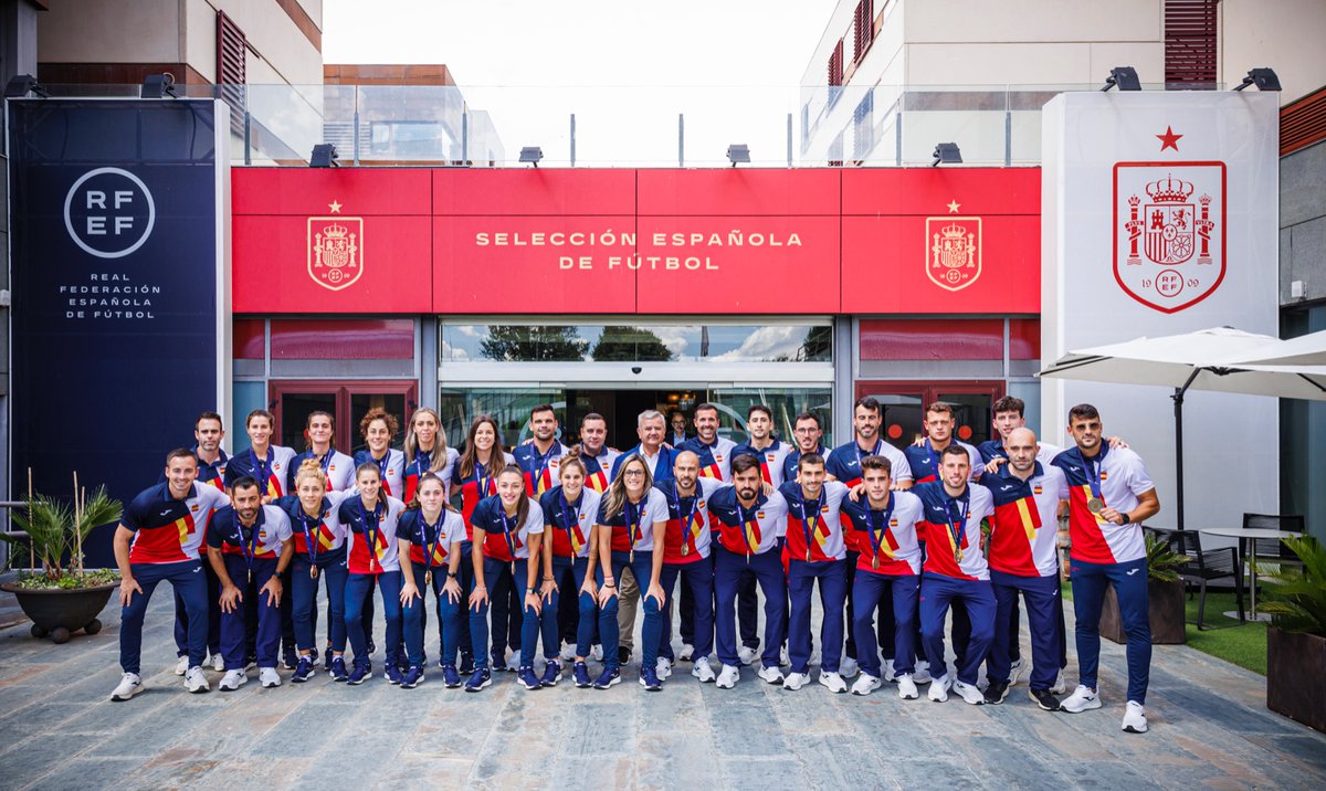🥇 La <a href="/RFEF/">RFEF</a> homenajea a la <a href="/SEFutbolfem/">Selección Española Femenina de Fútbol</a> Playa tras ganar los European Games

🥉 La <a href="/SEFutbol/">Selección Española Masculina de Fútbol</a> Playa también estuvo en el acto tras lograr el bronce en Cracovia.

🔗 bit.ly/homenajefutbol…

#EG2023 | #FútbolPlaya