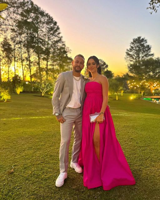 bbkigalifm's tweet photo. #Be_Wire

"Uri umugabo wanze kuba umugabo, ushingira kuki usaba imbabazi mu gihe ucyitwara nk'abana?"

Bianca Biancardi, umuvandimwe wa Bruna Biancardi ukundana na Neymar, yandagaje muramu we!

#BeWireisReal https://t.co/hDxwwhL2bB