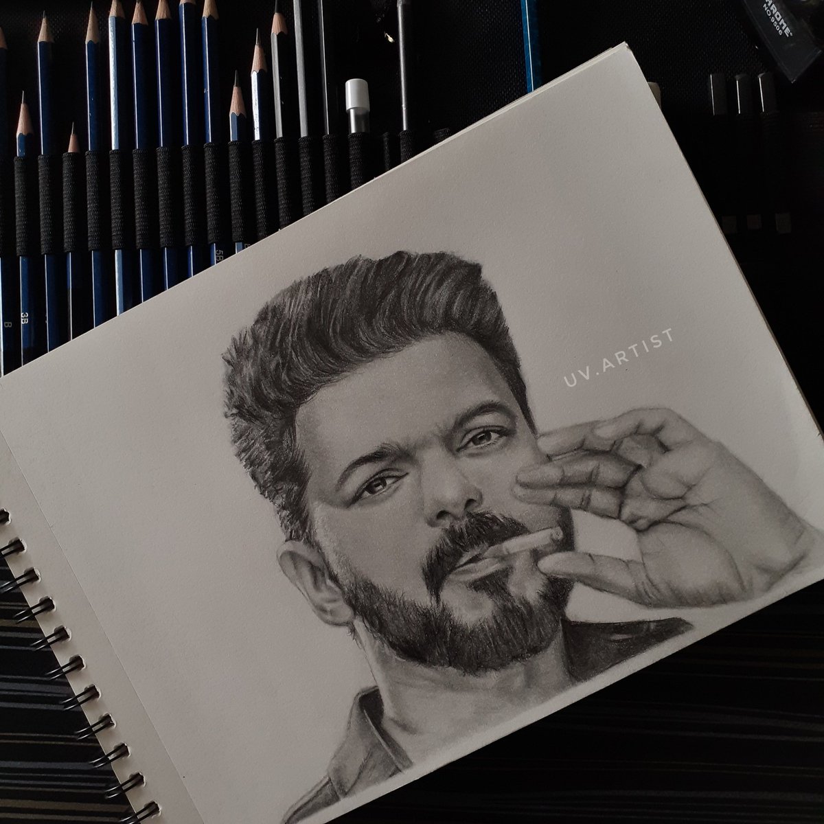 UVDrawings's tweet photo. Thalapathy💙 @actorvijay
#leo #Vijay #thalapthy #ThalapathyVijay #ThalapathyVijay𓃵 #ThalapathyVijayMakkalIyakkham #vijayfans #fanart #artist #artistsontwitter #artistsupport #artistsoninstagram #music #Songs #actor #actors #actorslife #Kollywood #KollywoodCinima #art #drawing https://t.co/OcyGpzlgkE