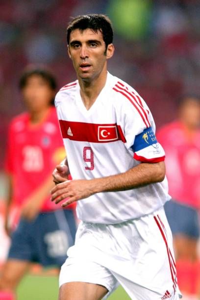 🏆 Süper Lig tarihinin, Avrupa kupalarının vede Dünya kupalarının en skor katkısı en yüksek en başarılı oyuncusu Galatasaray'ın eski futbolcusu HAKAN ŞÜKÜR'DÜR.
👇
x.com/Ozgurmedya_tr/…