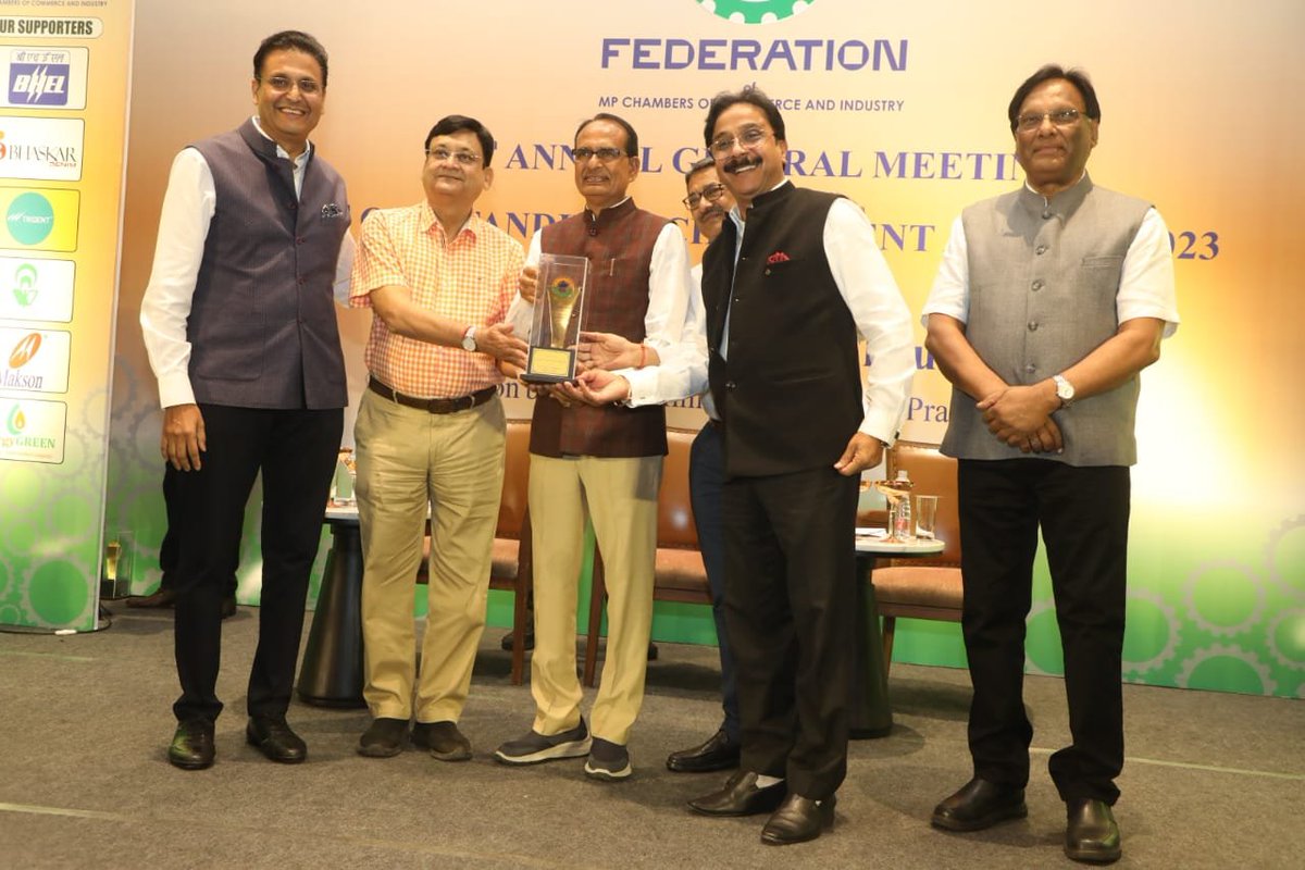 JansamparkMP's tweet photo. मुख्यमंत्री श्री @ChouhanShivraj ने भोपाल में आयोजित #FMPCCI के 7वें आउटस्टैंडिंग अचीवमेंट अवॉर्ड समारोह में व्यापार एवं उद्योग के क्षेत्र में विशेष उपलब्धि प्राप्त करने एवं उत्कृष्ट योगदान देने वाले उद्योगपतियों व समूहों को सम्मानित किया।

@CMMadhyaPradesh 
#JansamparkMP https://t.co/vZmxABzOzr
