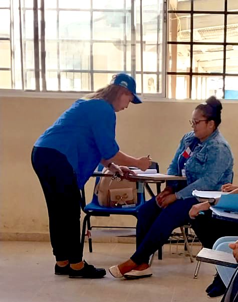 RadioOne929's tweet photo. La Profesora Marcela Madrid, candidata a la alcaldía de Changuinola ejerce su derecho al sufragio. 
#EleccionesRM https://t.co/Fb04Gghm7c